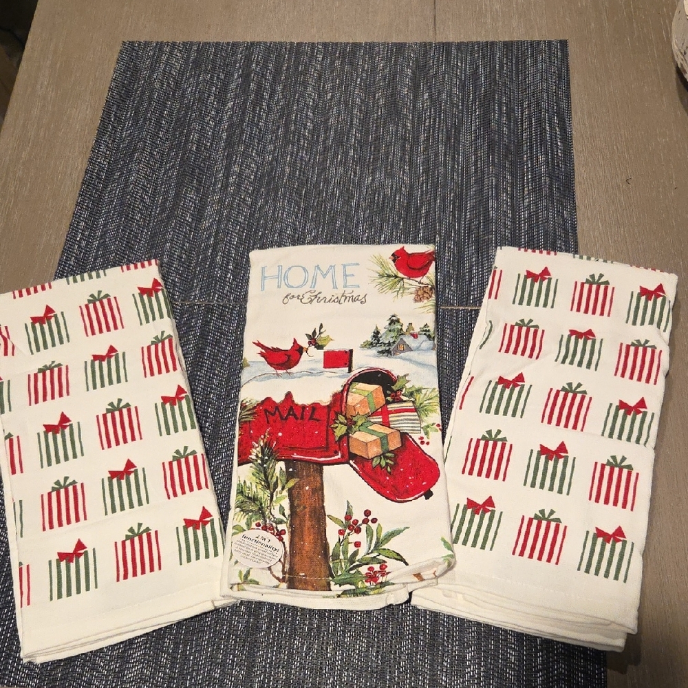 DKNY Holiday Kitchen Towel Set - Red and Green